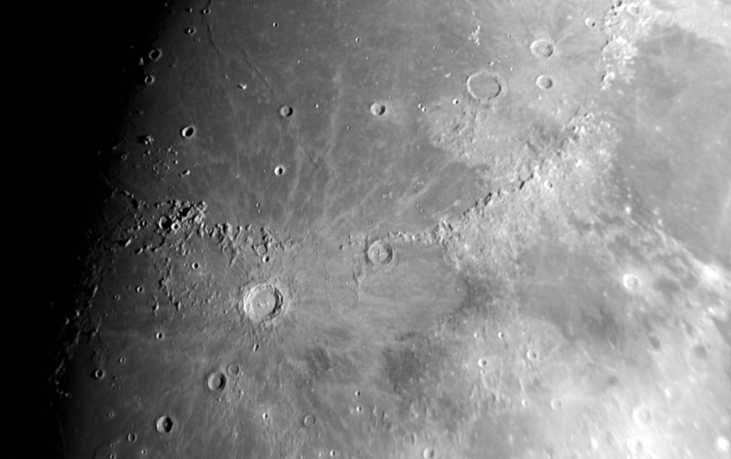 Mond-Region um Krater Copernicus und entlang der Apenninen. Stack aus 41 Einzelbildern, gestackt mit Fitswork (Method sigma) und bearbeitet in Photoshop Elements 2018. Aufgenommen am 09.06.2022 mit 1/30s und ISO 400.