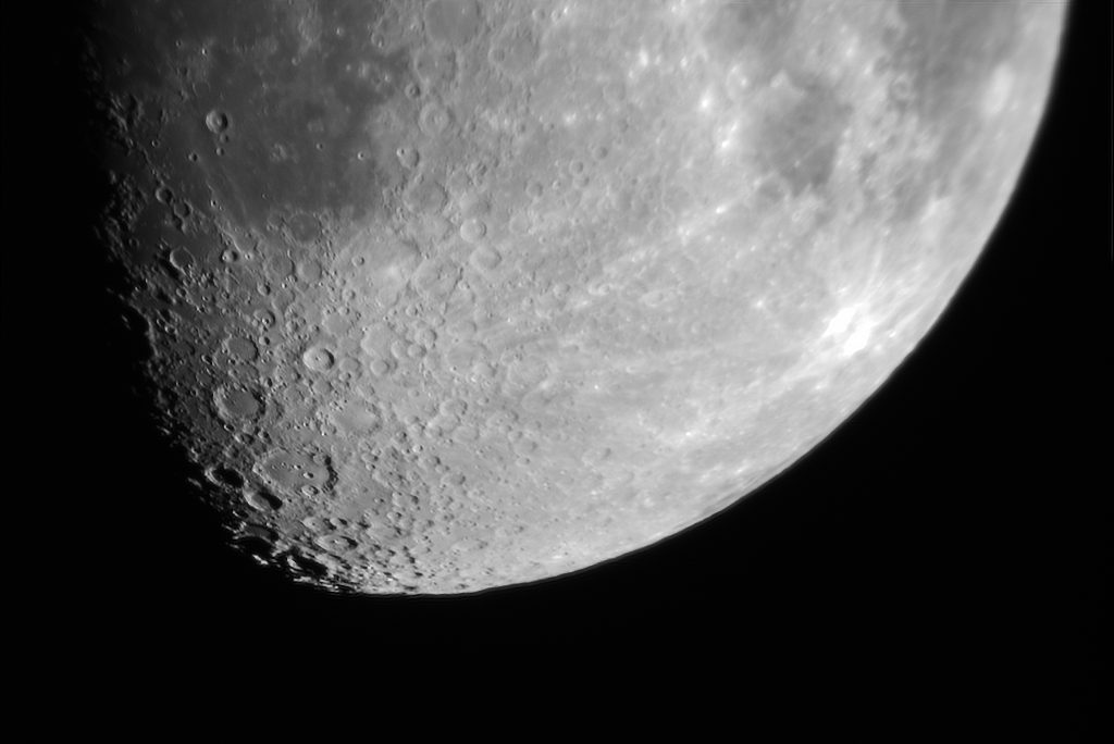 Mond (südliche Hemisphäre) aufgenommen am 09.06.2022. Stack aus 30 Einzelbildern mit jeweils 1/100s und ISO 400. Gestackt mit Fitswork und Nachbearbeitung mit Photoshop Elements 2018.