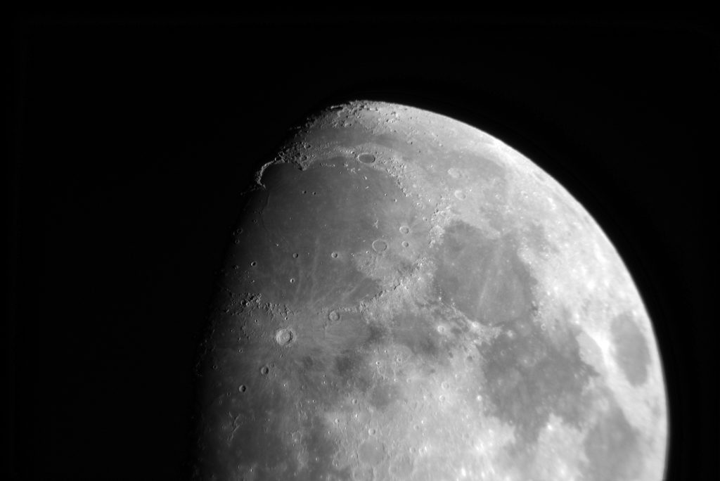 Mond (nördliche Hemisphäre) aufgenommen am 09.06.2022. Stack aus 21 Einzelbildern mit jeweils 1/30s und ISO 400. Gestackt mit Fitswork und Nachbearbeitung mit Photoshop Elements 2018.
