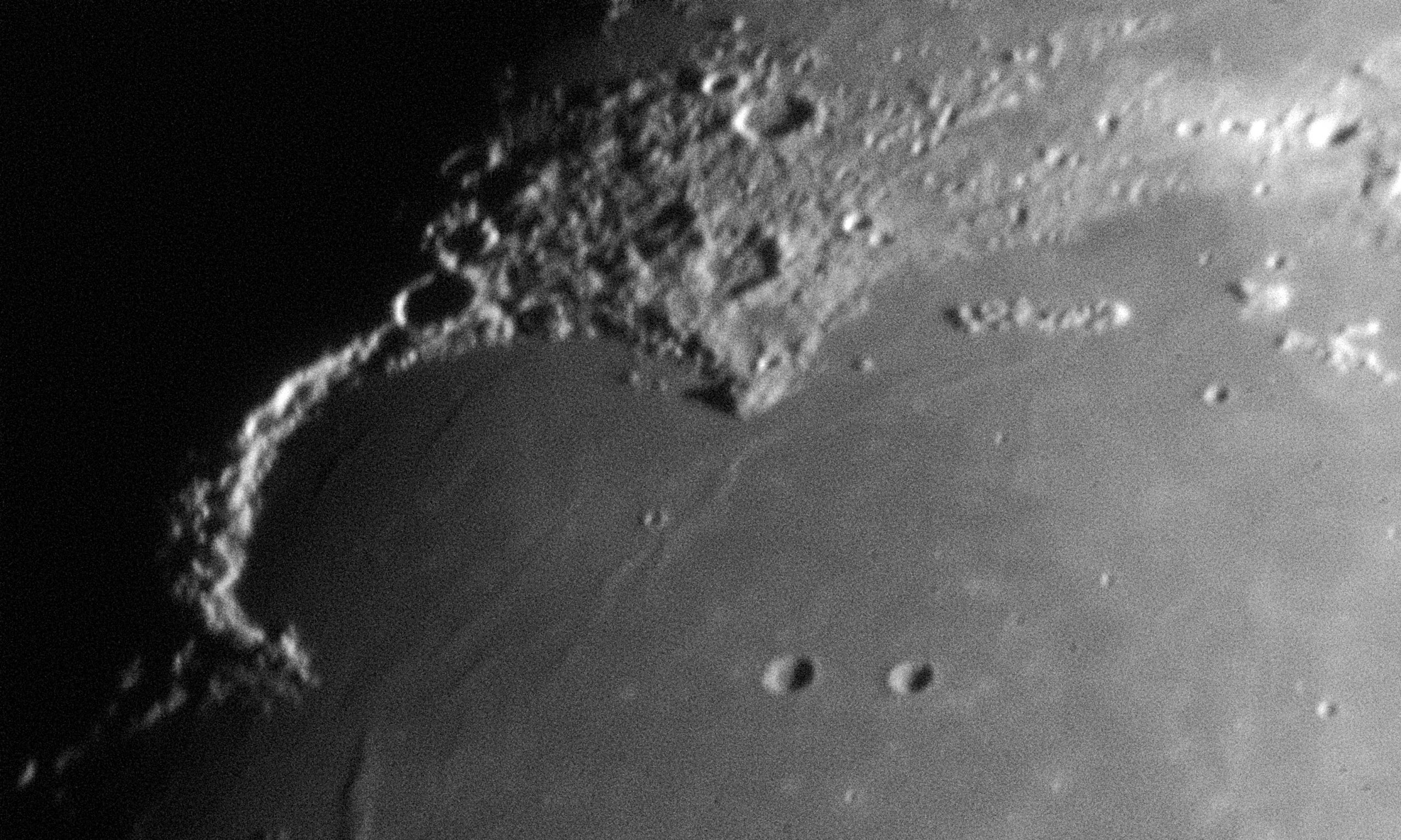 Mond: Regenbogenbucht und Juragebirge