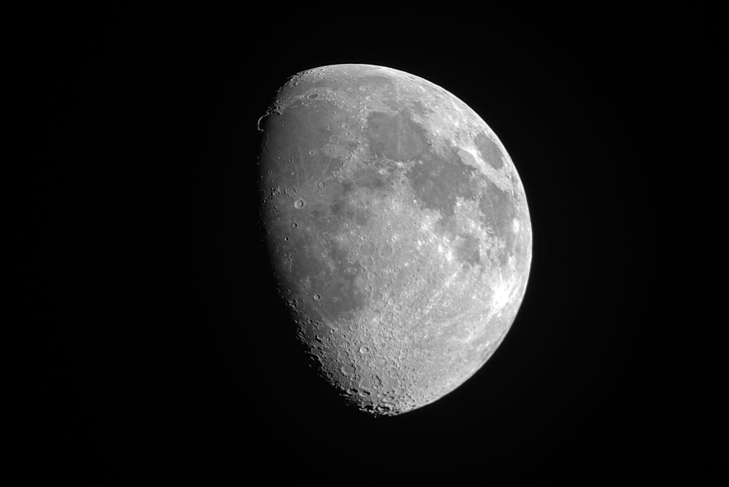 Der Mond aufgenommen am 11.04.2022. Das Bild ist ein Stack aus 70 Einzelbildern mit verschiedenen Belichtungszeiten bei ISO 400.