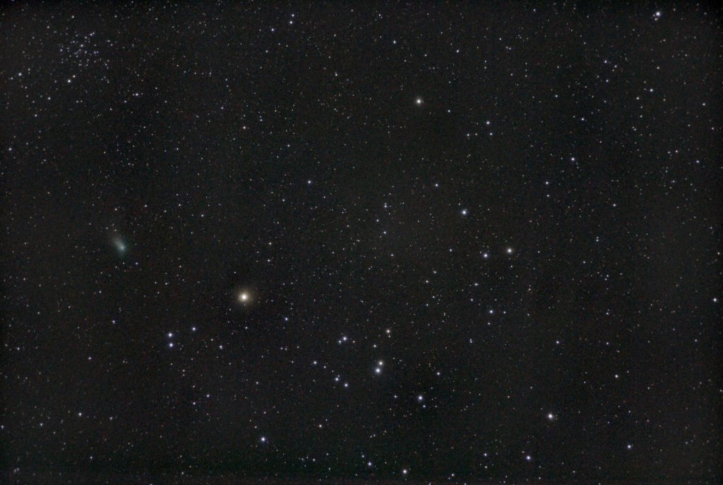 C/2022-E3 in der Nähe der Hyaden. Aldebaran deutlich zu erkennen. Oben links NGC 1647.