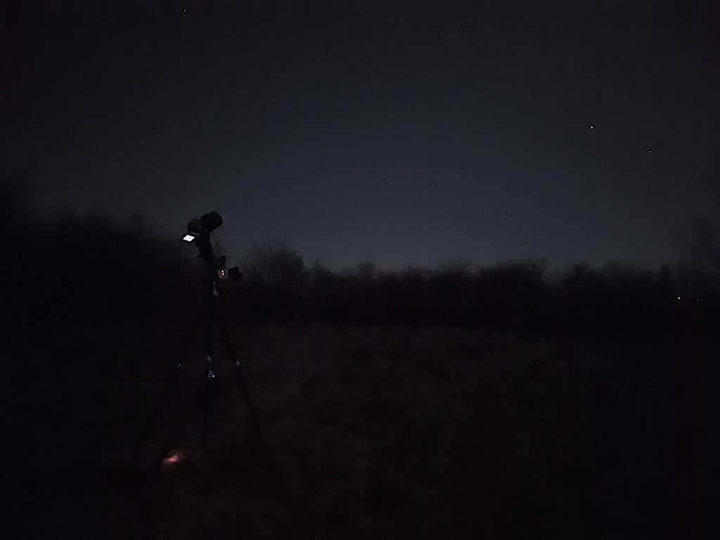 Skywatcher Star Adventurer 2i Montierung im Feldeinsatz bei Nacht.