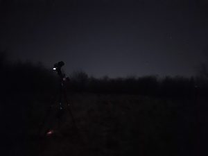 Skywatcher Star Adventurer 2i Montierung im Feldeinsatz bei Nacht.